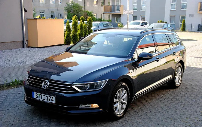 samochody osobowe Volkswagen Passat cena 52900 przebieg: 228000, rok produkcji 2015 z Lidzbark